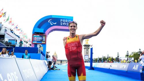 Nil Riudavets agarra el bronce de triatlón tras un sprint agónico a 200 metros