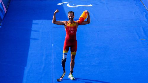 Dani Molina se consagra como campeón paralímpico de triatlón en París